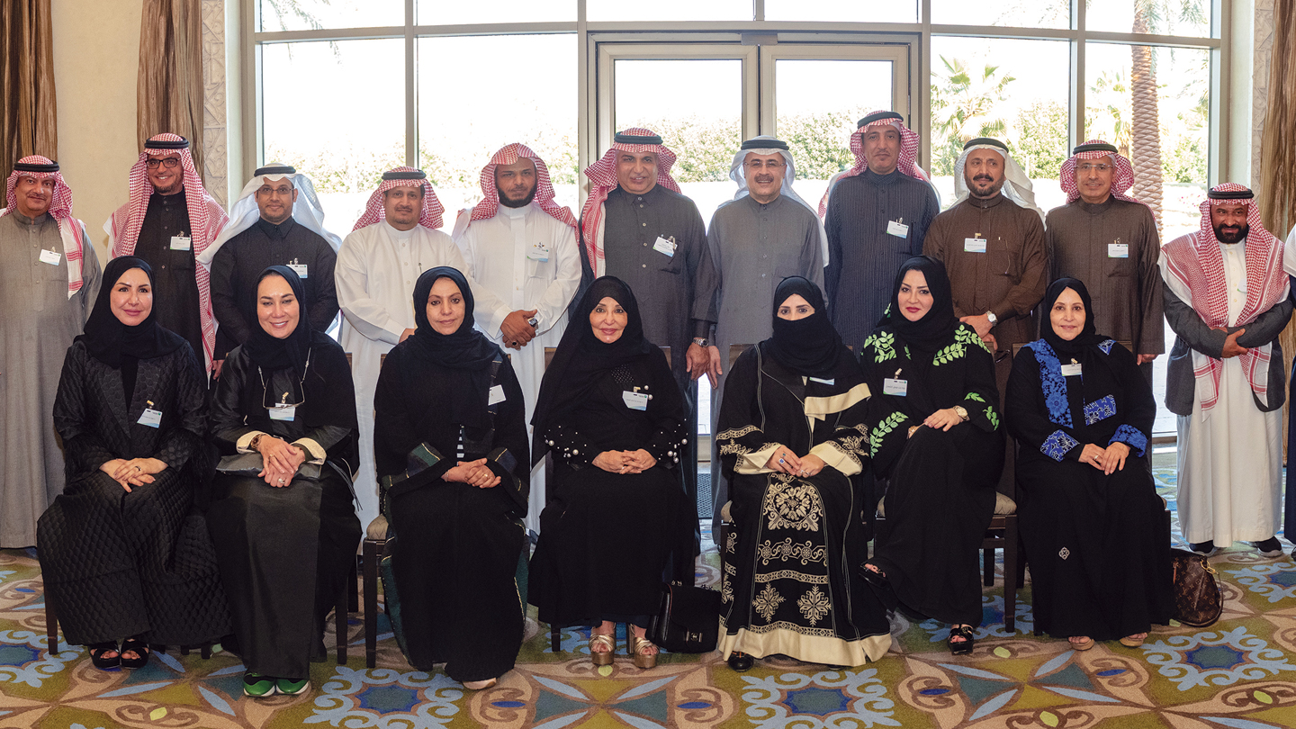 المهندس أمين حسن الناصر في لقطة جماعية مع أعضاء مجلس الشورى أثناء زيارتهم لمركز الملك عبدالعزيز الثقافي العالمي.