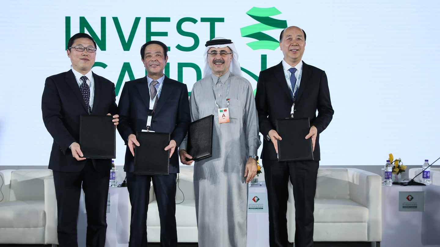 Saudi Aramco President and CEO, Amin Nasser, with the Chairman of Juhua, Hu Zhongming (far left); the Chairman of Rongsheng, Li Shuirong (second to the left) and the Chairman of TongKun, Chen Shiliang (right).